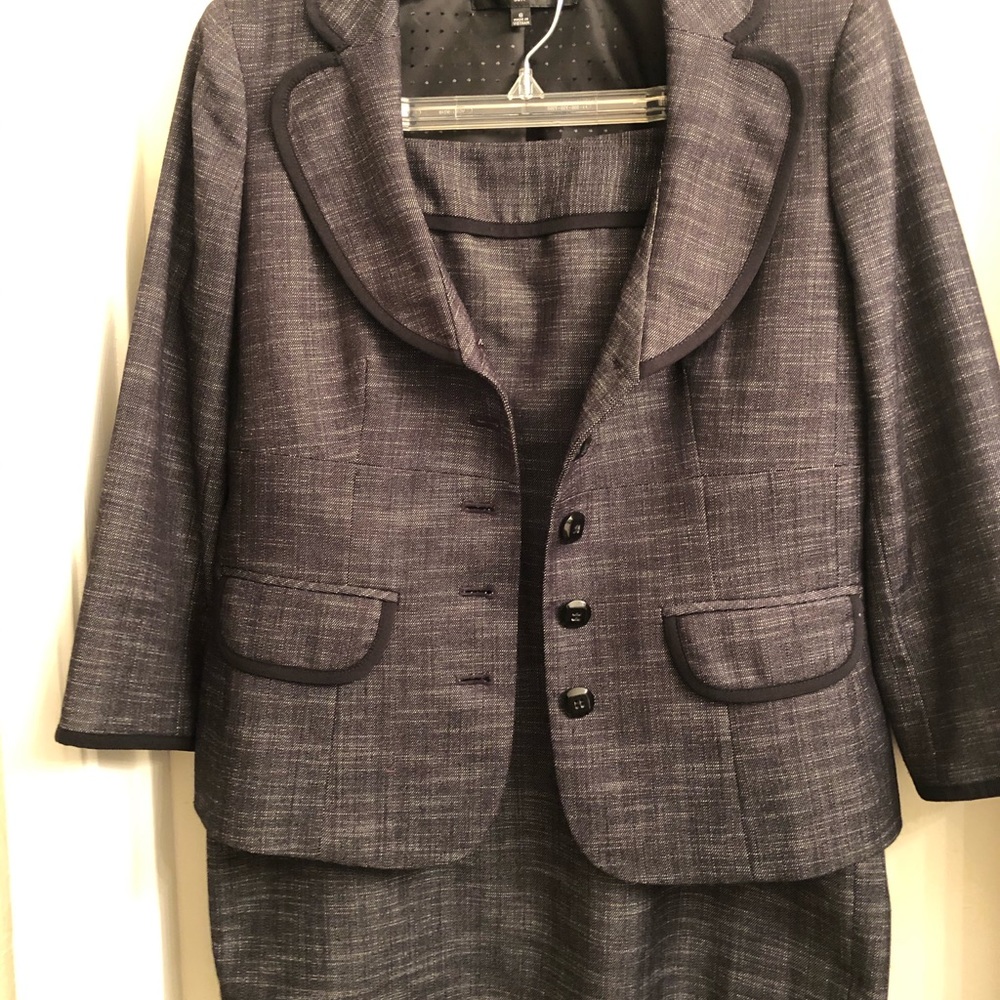 Nine West women’s skirt suit. Size 6